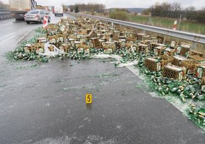 Na dálnici D5 se po nehodě rozbil náklad piva.