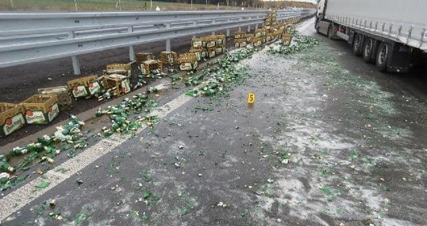 Na dálnici D5 se po nehodě rozbil náklad piva.
