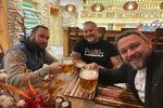 Štamgasti Petr (40), Libor (50) a Dalibor (45, zleva) kvůli ceně piva hodlají do hospody jezdit taxíkem.