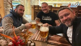 Štamgasti Petr (40), Libor (50) a Dalibor (45, zleva) kvůli ceně piva hodlají do hospody jezdit taxíkem.
