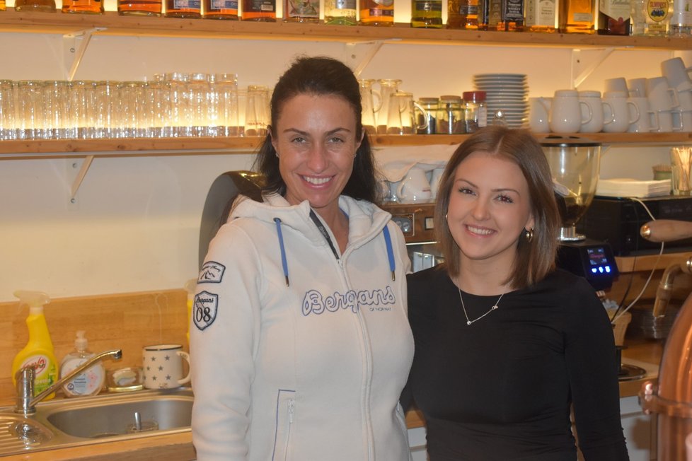 Majitelka restaurace V Zátiší Lucie Volková (vlevo) s barmankou Veronikou Šliwovou.