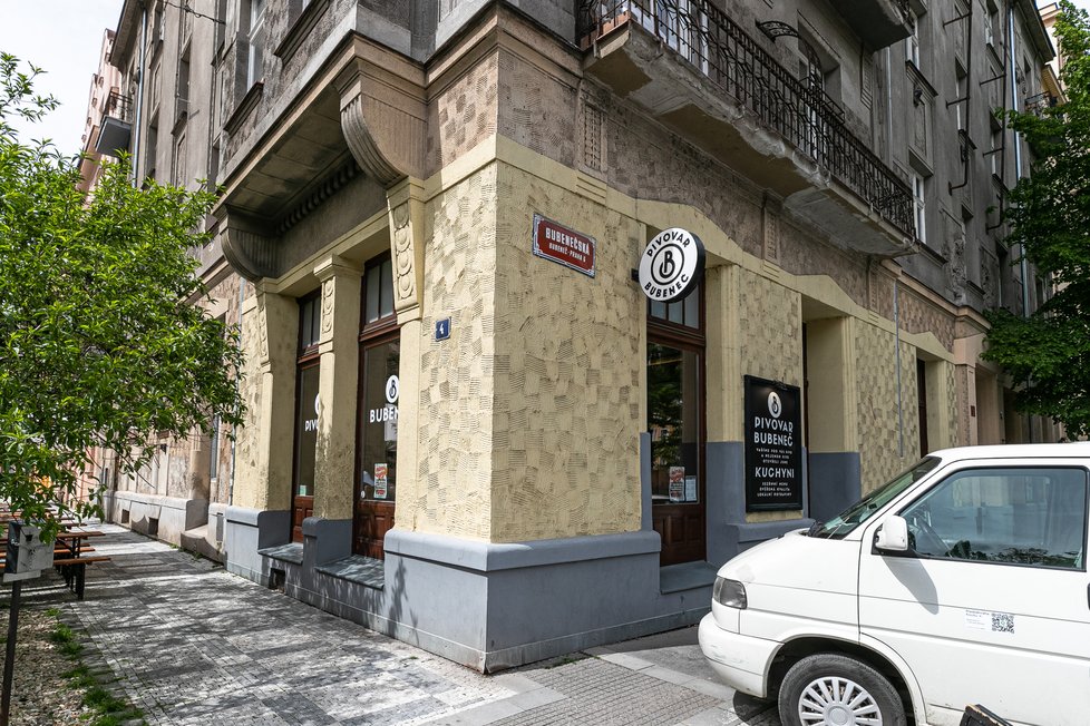 Pivovar Bubeneč se nachází v Bubenečské ulici nedaleko stanice metra Hradčanská - ve výsadní lokalitě, kde se nachází spousta ambasád. Některé z nich si zdejší pivo už stihly oblíbit.