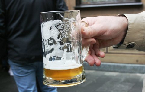 Češi si loni odpustili v průměru 14 velkých piv. Tak špatný rok pivovarníci nepamatují