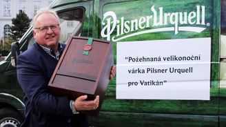 Amen a na zdraví! Podívejte se, jak se v Plzni žehná pivu, které dostane papež František