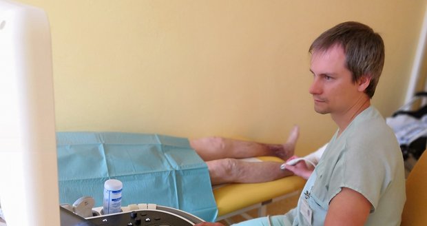 Lékař Petr Matloch na pracovišti v třinecké nemocnici.