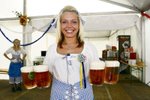 Když už pivo bude dražší, tak ať ho alespoň roznášejí tak svůdné hospodské jako Jana Adamičková (18) na pražském pivním festivalu.