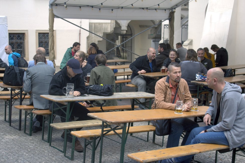 Nově i na  náměstí u Staré radnice můžete ochutnat piva ze čtyř různých bavorských pivovarů včetně nejstaršího na světě.