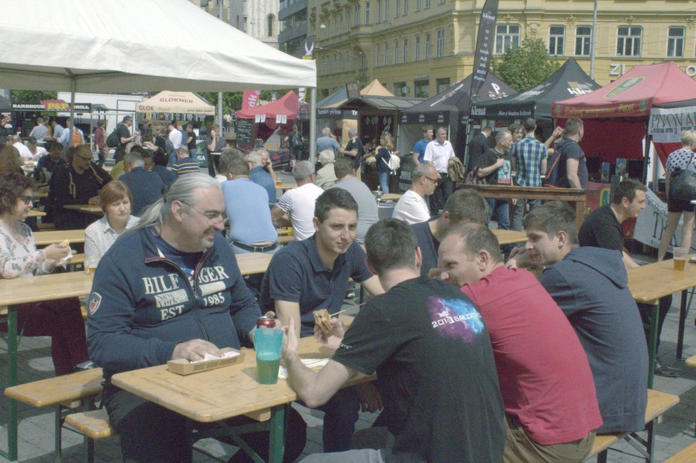 Věčný souboj s přemírou aut v historickém centru Brna chtějí radní řešit dalším zpřísněním vjezdu