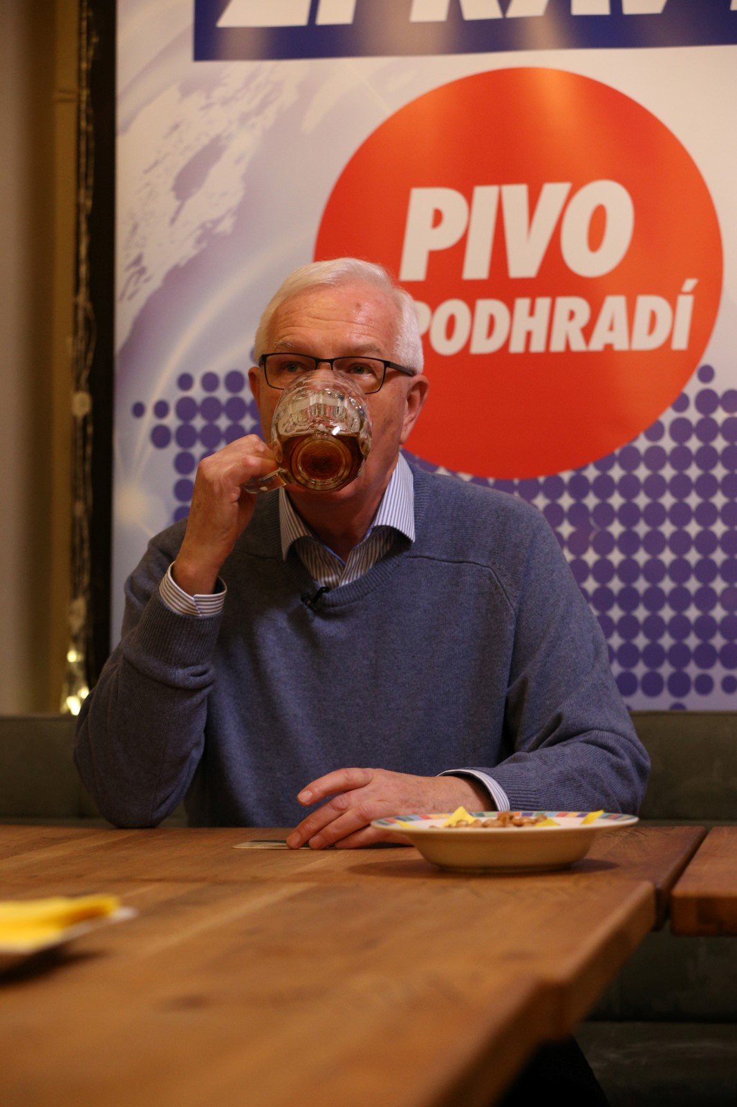 Pivo v podhradí: S Jiřím Drahošem debatovali lidé v restauraci Kotleta v centru Prahy.