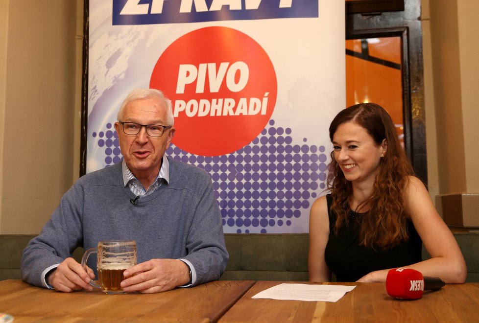 Pivo v podhradí - projekt Blesk Zpráv před prezidentskými volbami 2018. Debatu s Jiřím Drahošem moderovala Zuzana Štíchová.
