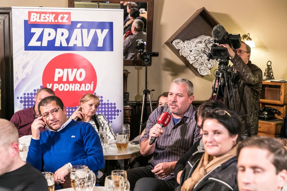 Pivo v podhradí. Projekt Blesk Zpráv, během kterého byl prezidentský kandidát Michal Horáček pod palbou otázek voličů u piva. V rámci prezidentské kampaně se všichni sešli v restauraci U Vejvodů v centru Prahy.