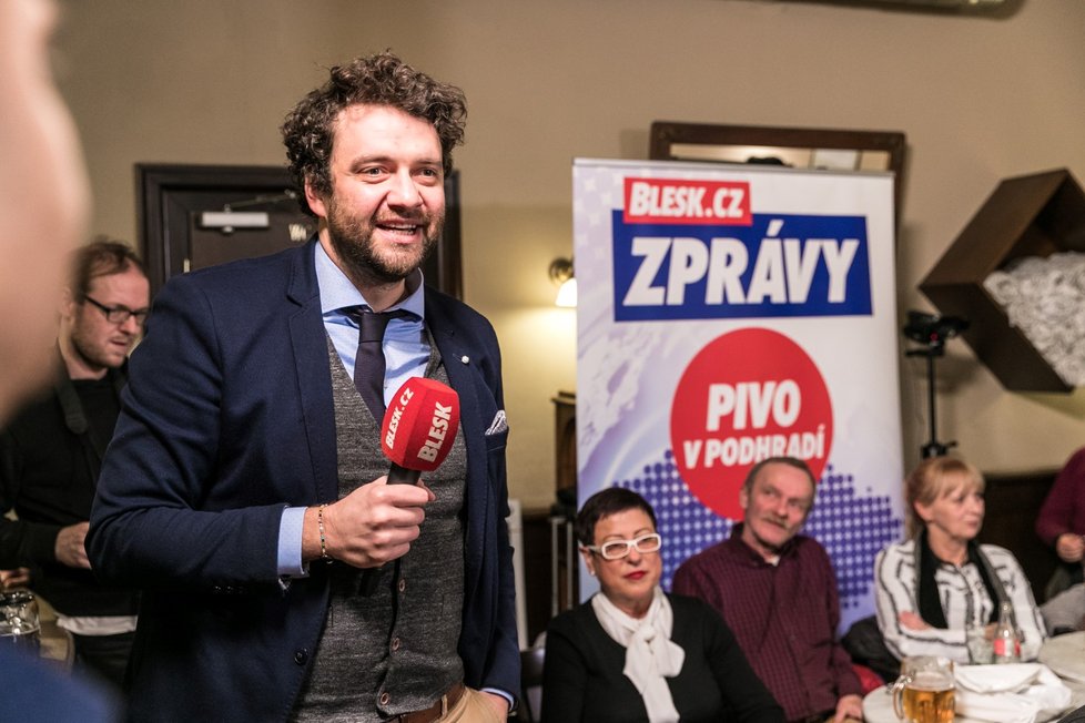 Pivo v podhradí. Projekt Blesk Zpráv, během kterého byl prezidentský kandidát Michal Horáček pod palbou otázek voličů u piva. V rámci prezidentské kampaně se všichni sešli v restauraci U Vejvodů v centru Prahy.