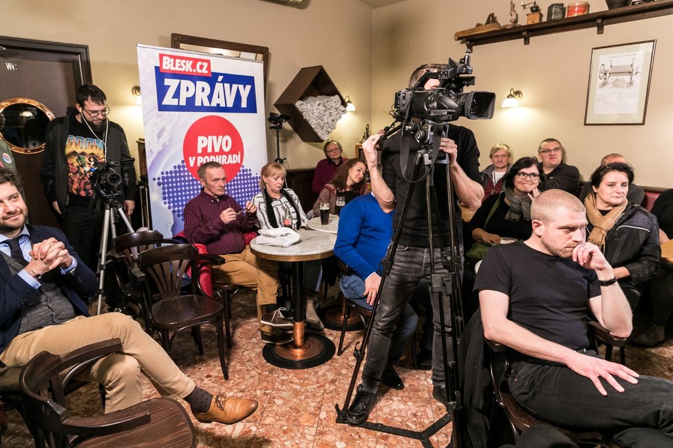 Pivo v podhradí. Projekt Blesk.cz, během kterého byl prezidentský kandidát Michal Horáček pod palbou otázek voličů u piva. V rámci prezidentské kampaně se všichni sešli v restauraci U Vejvodů v centru Prahy.