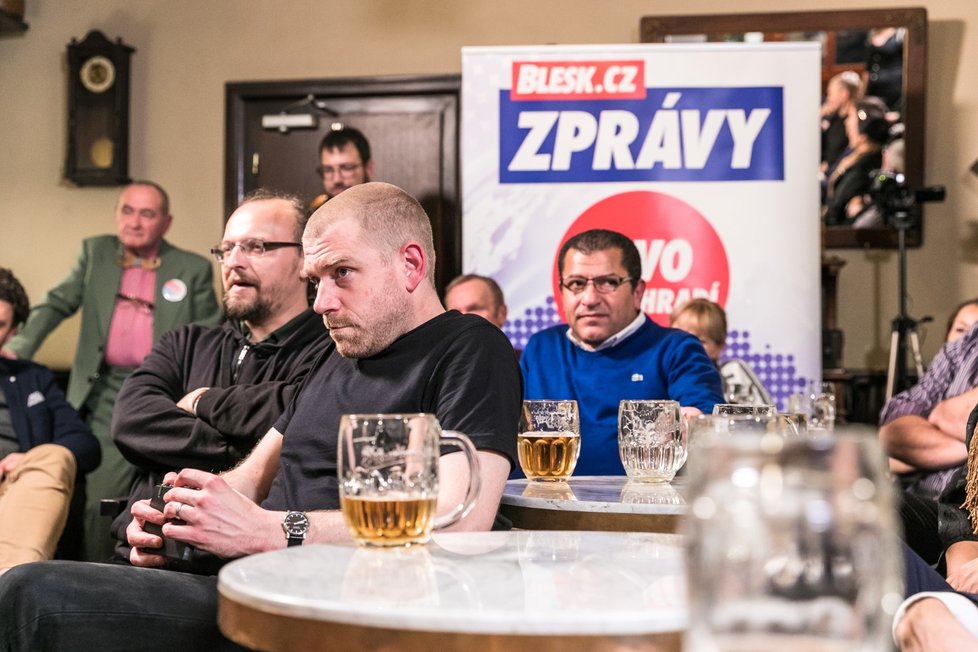 Pivo v podhradí. Projekt Blesk.cz, během kterého byl prezidentský kandidát Michal Horáček pod palbou otázek voličů u piva. V rámci prezidentské kampaně se všichni sešli v restauraci U Vejvodů v centru Prahy.