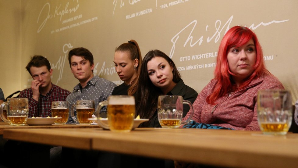 Pivo v podhradí: S Jiřím Drahošem debatovali lidé v restauraci Kotleta v centru Prahy.