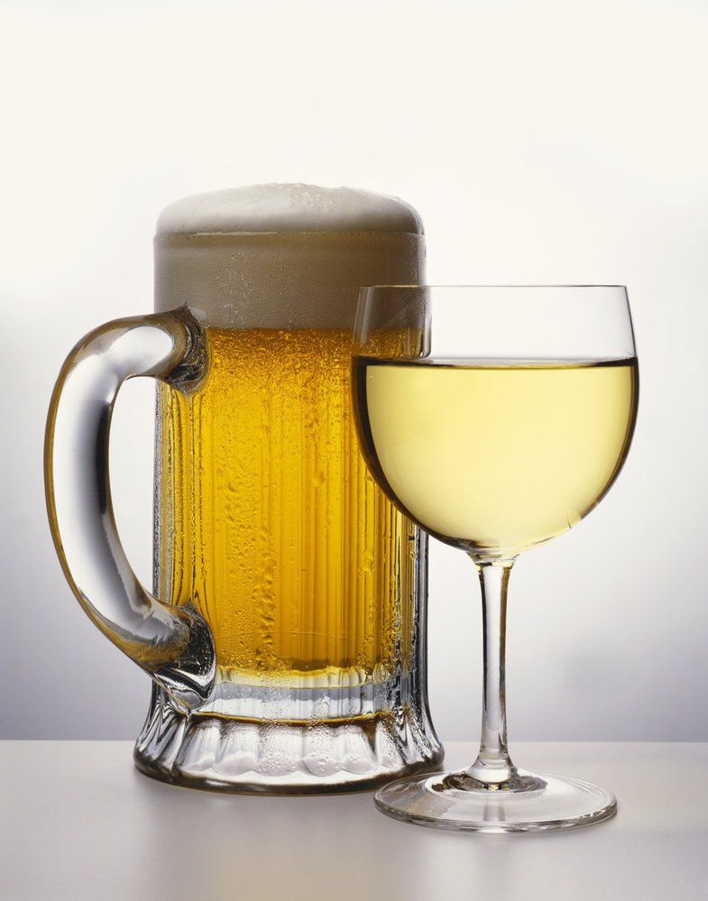 37 litrů piva a 6 litrů vína - Tolik během léta vypije každý z nás. V horkém počasí se není vůbec co divit, i když odborníci doporučují spíš vodu nebo ředěné džusy.