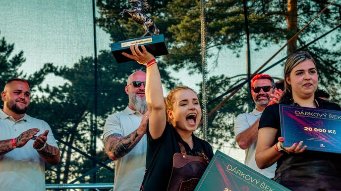 Vítězné gesto Jany Engelmannové po vítězství v soutěži Černý kůň výčepu. Vítězce na pódiu tleskají porotci i druhá Michaela Chovancová Vítězné gesto Jany Engelmannové po vítězství v soutěži Černý kůň výčepu. Vítězce na pódiu tleskají porotci i druhá Michaela Chovancová