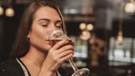 Letní vedra udeřila. Podle doktorů je důležitý především pitný režim, dostatek tekutin a minerálů. Pivo je má. Jenže ne vždy má také vhodnou teplotu.