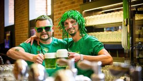 Brňáci popíjeli speciální zelené pivko i v šalině, která kroužila po městě
