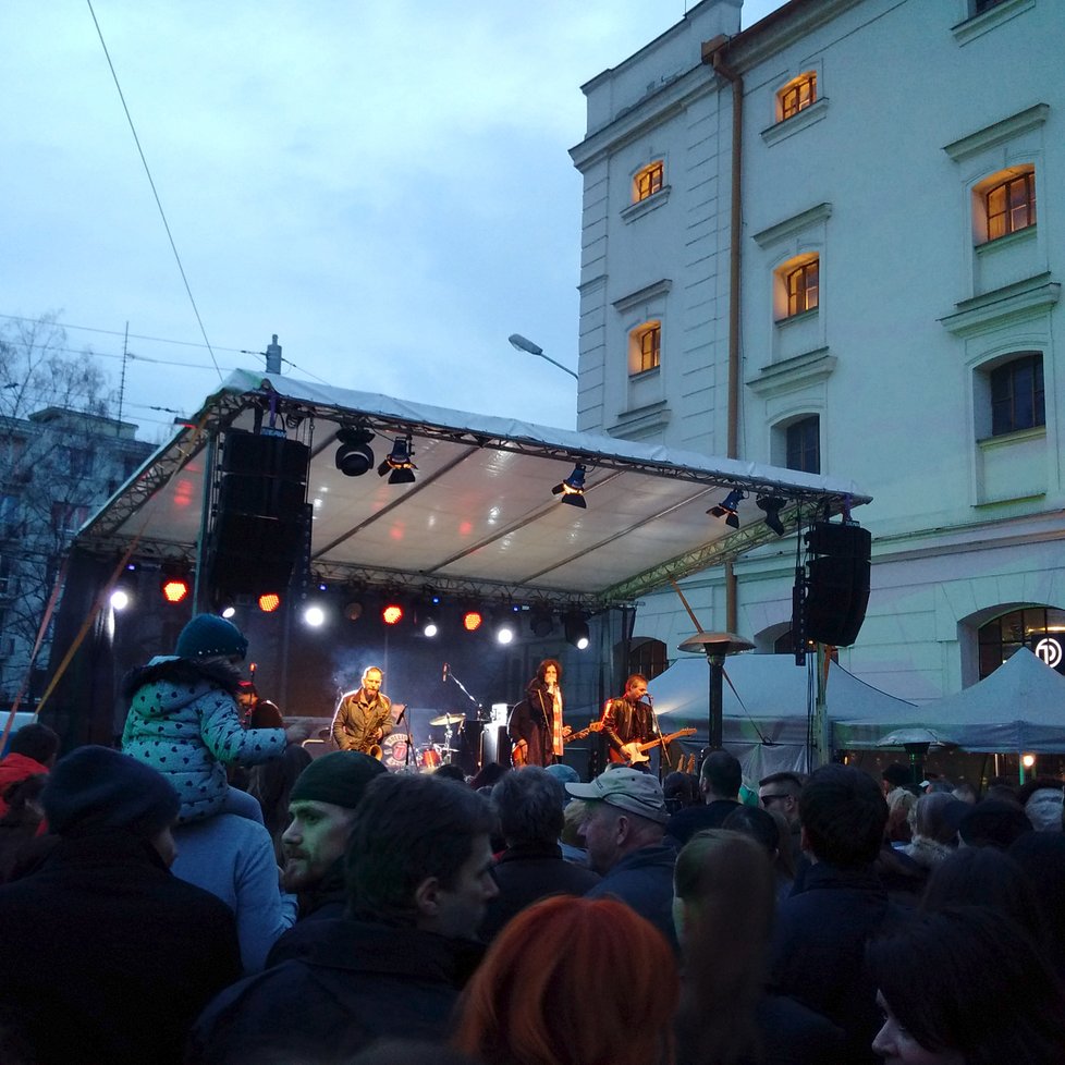 Několik kapel hrálo na Mendlově náměstí, vystoupil ROLLING STONES REVIVAL.