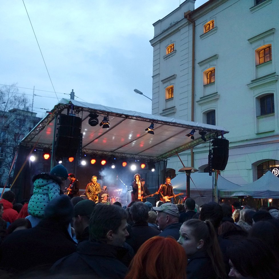 Rolling stones revival, Wohnout a Silent Trio hráli na Mendlově náměstí.