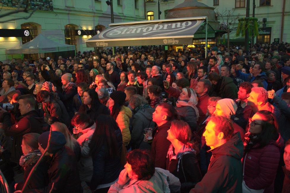 Tisícovka lidí sledovala představení kapel a popíjela pivo.