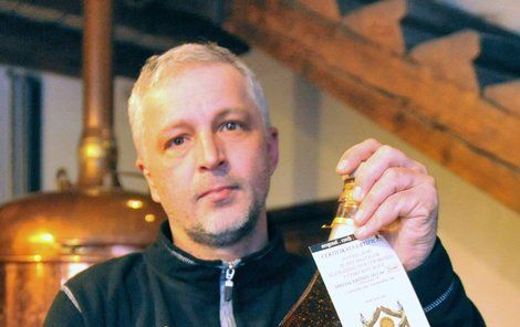 Zlaté pivo jste určitě ještě neochutnali.Marek Pietoň představuje unikátní české pivo.