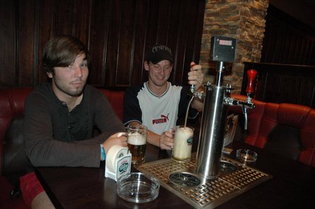 Štamgasti Pavel Klíč (23, vlevo) a Jonáš Hrazdira (22) si příjemném interiéru pivo točili sami. Digitální počitadlo přesně ukáže, kolik moku vypili.