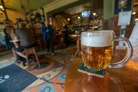 Jak se pije v hospodách: Kde vítězí pivo a kde propadá? Překvapivá data o Česku