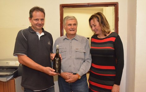 Nálezce osm desítek let starého lahváče Josef Hrabák se sládkovou Natašou Rouskovou a ředitelem pivovaru Tomášem Pluháčkem.