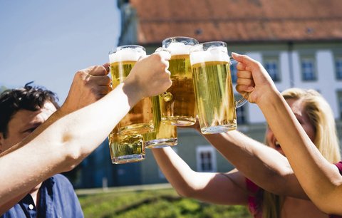 Pivo pijeme pořád, ale mléko nám přestává chutnat