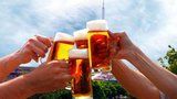 Když jdou Češi „na jedno“, vypijí tři piva. Co všechno je táhne do hospody? 