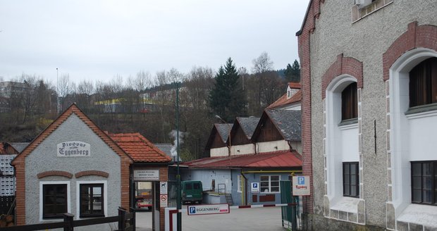 Pivovar Eggenberg v Českém Krumlově. V roce 2002 se pivovarem prohnala velká voda. Část dotací na obnovu podniku ale skončila jinde. Teď se o něm mluví opět.