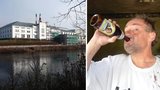 Čurda se propil k vlastnímu pivu! Osmipromilový řidič fekálu využívá pití v reklamě