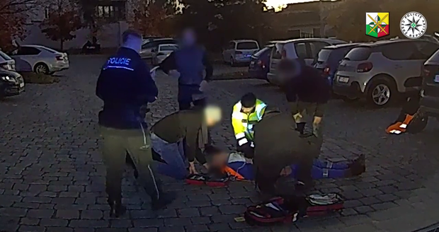 Policisté a záchranáři svedli v Plzni boj o muže, kterého po banální nehodě postihl masivní infarkt.