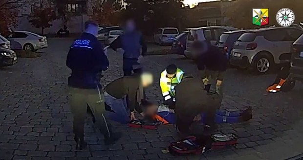 Policisté a záchranáři svedli v Plzni boj o muže, kterého po banální nehodě postihl masivní infarkt.