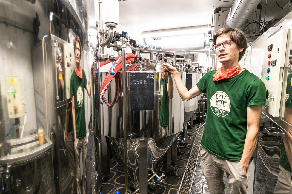 V čele pivovaru Lajka, který byl otevřen v roce 2019, stojí mladý sládek Jan Kotecký.