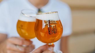 Průzkum: Čeští muži pijí méně piva, naopak u žen spotřeba roste