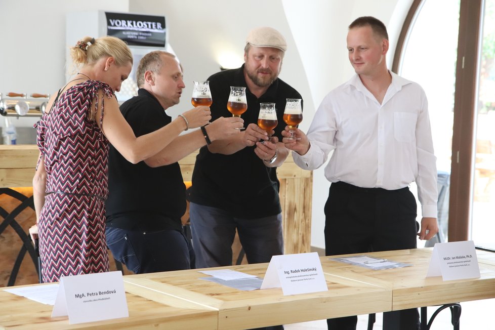 První pivo. Starostka Předklášteří Petra Bendová připijí na úspěch klášterního pivovaru se zástupci pivovaru a správcem kláštera Porta Coeli.