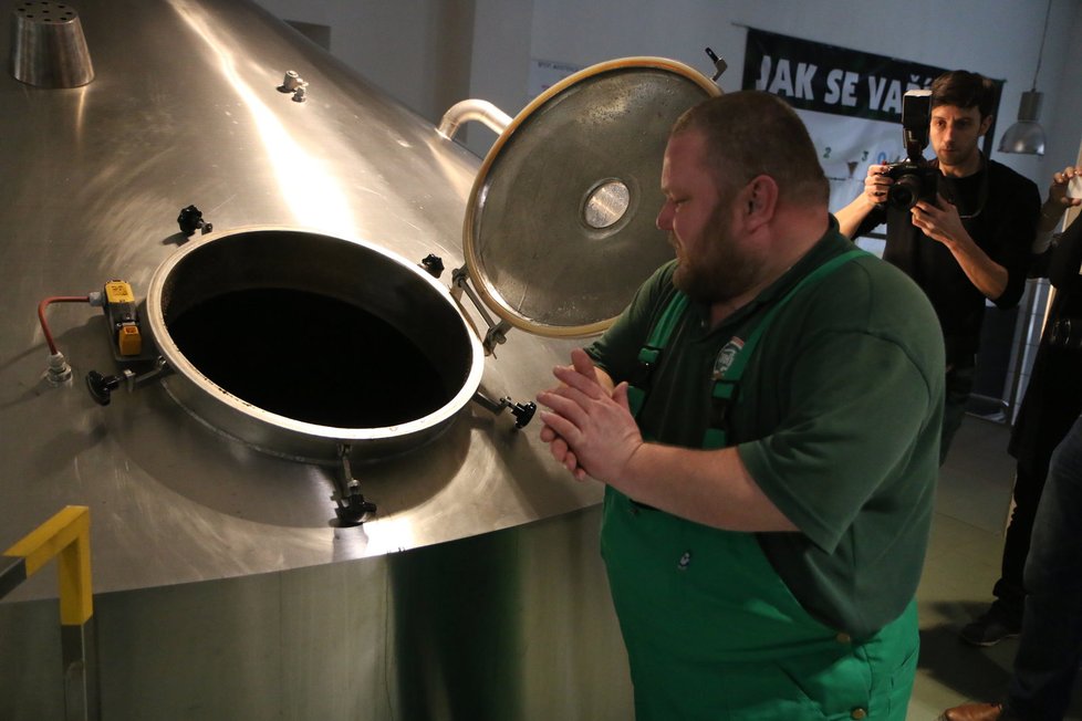 Podsládek Martin Macků nahlíží na výrobní proces Zeleného piva 13.