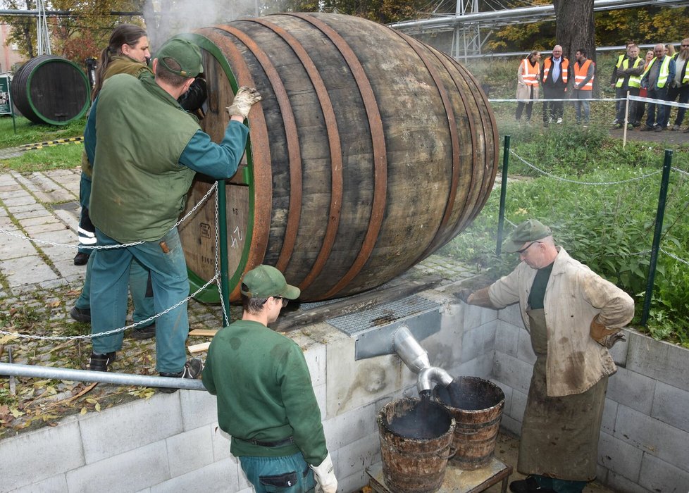 Smolení sudů v pivovaru Plzeňský Prazdroj.