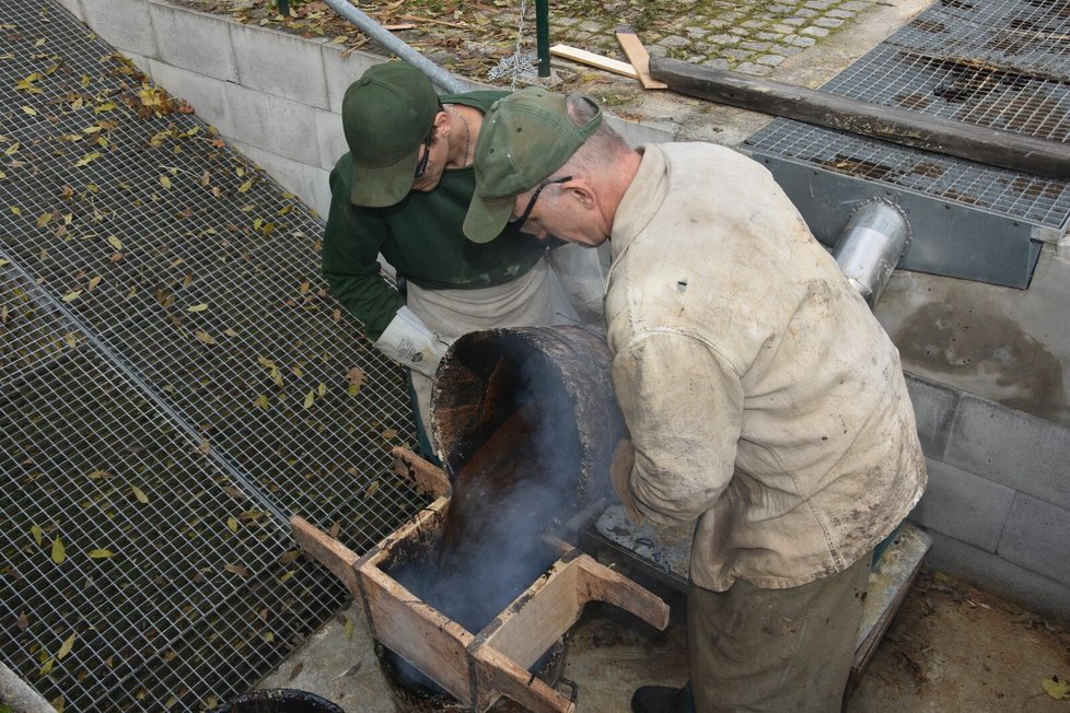 Smolení sudů v pivovaru Plzeňský Prazdroj.