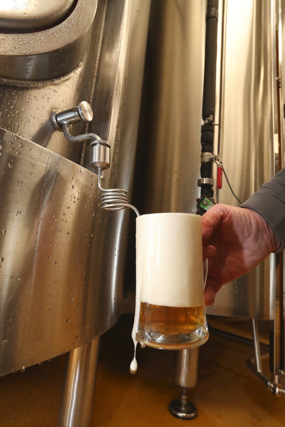Piva z Pivovaru Uhříněves jsou k sehnání pod názvem Alois. Odkazují tak na jméno dlouholetého majitele pivovaru Aloise Tichého, který z něj na konci republiky učinil jeden z nejvěhlasnějších pivovarů na našem území.