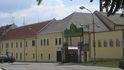 Vyškovský pivovar vlastní stát, firma se jmenuje Jihomoravské pivovary. vlastněná společnost Jihomoravské pivovary podala žalobu na vyklizení objektu.