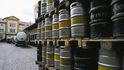 Dvojka na pivovarském trhu, Pivovary Staropramen, zvýší u balených piv od prosince cenu o tři až čtyři procenta, podle typu piva. Zdražuje kvůli cenám obalů.