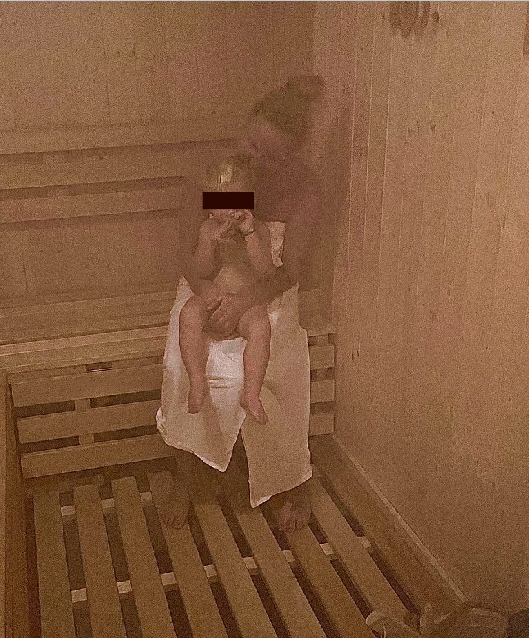 Vendula Pizingerová se synkem Pepíčkem v sauně