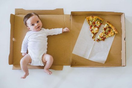 Kolik dílků pizzy, tolik měsíců! Matka nafotila originální fotky svého syna