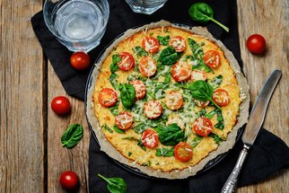 Pizza z květáku je podzimní hit. Je zdravá, bez lepku a s minimem kalorií! 