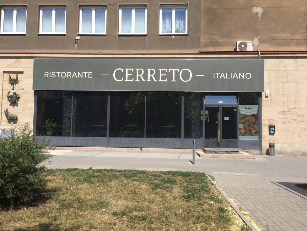 Mimo centrum trošku nenápadný podnik Ristorante - Pizzera Cerreto. Nejen místní si nemohou tamní pizzy vynachválit.