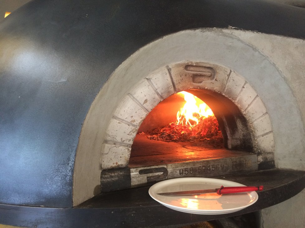 Co by to bylo za pizzerii bez pece na pizzu. Takovou mají v Ristorante - Pizzerii Cerreto.